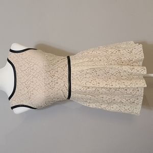 Lace sleeveless dress with faux letter